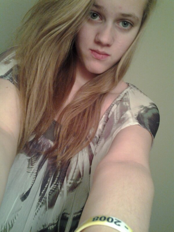 LoveBeccaBrooke's tweet photo. #NoLife #Whaah #Boredism #HelpMe http://t.co/Gze8YbUw