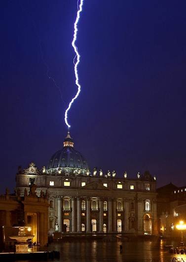El_Universal_Mx's tweet photo. Rayo golpea Basílica de San Pedro el día en que #BenedictoXVI anunció su renuncia al Pontificado http://t.co/KmppcZ1M http://t.co/cqw6UUys