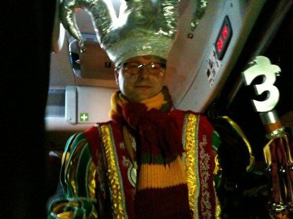 Groët Venloosche Nar Jeroen stap veur t lets oét de bus. De stadsdeiletoer    waas aaf. Dank aan @antoin_scholten s.