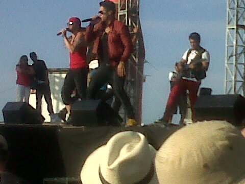 PRENSAFEELING's tweet photo. @chinoynacho CONCIERTO  CARNAVALES MANTA 2013 @FEELINGPROMUSIC @FEELING_RADIO http://t.co/M25bHG9R