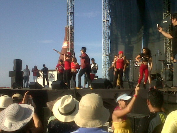PRENSAFEELING's tweet photo. @chinoynacho CONCIERTO  CARNAVALES MANTA 2013 @FEELINGPROMUSIC @FEELING_RADIO http://t.co/hFlG0ou3
