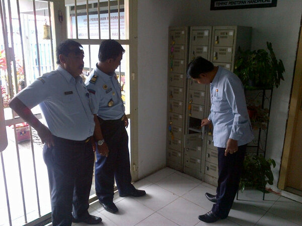 Kadivpas Kepri sedang melakukan monev ke rutan batam. (Pemeriksaan loker pengunjung) Bebas HALINAR