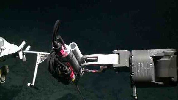 DartTurner's tweet photo. Dive 199 Geology dive. Done. Plus Isis does underwater DIY. Duration 24hrs; max depth 2402m #deepestvents http://t.co/bXzINifH