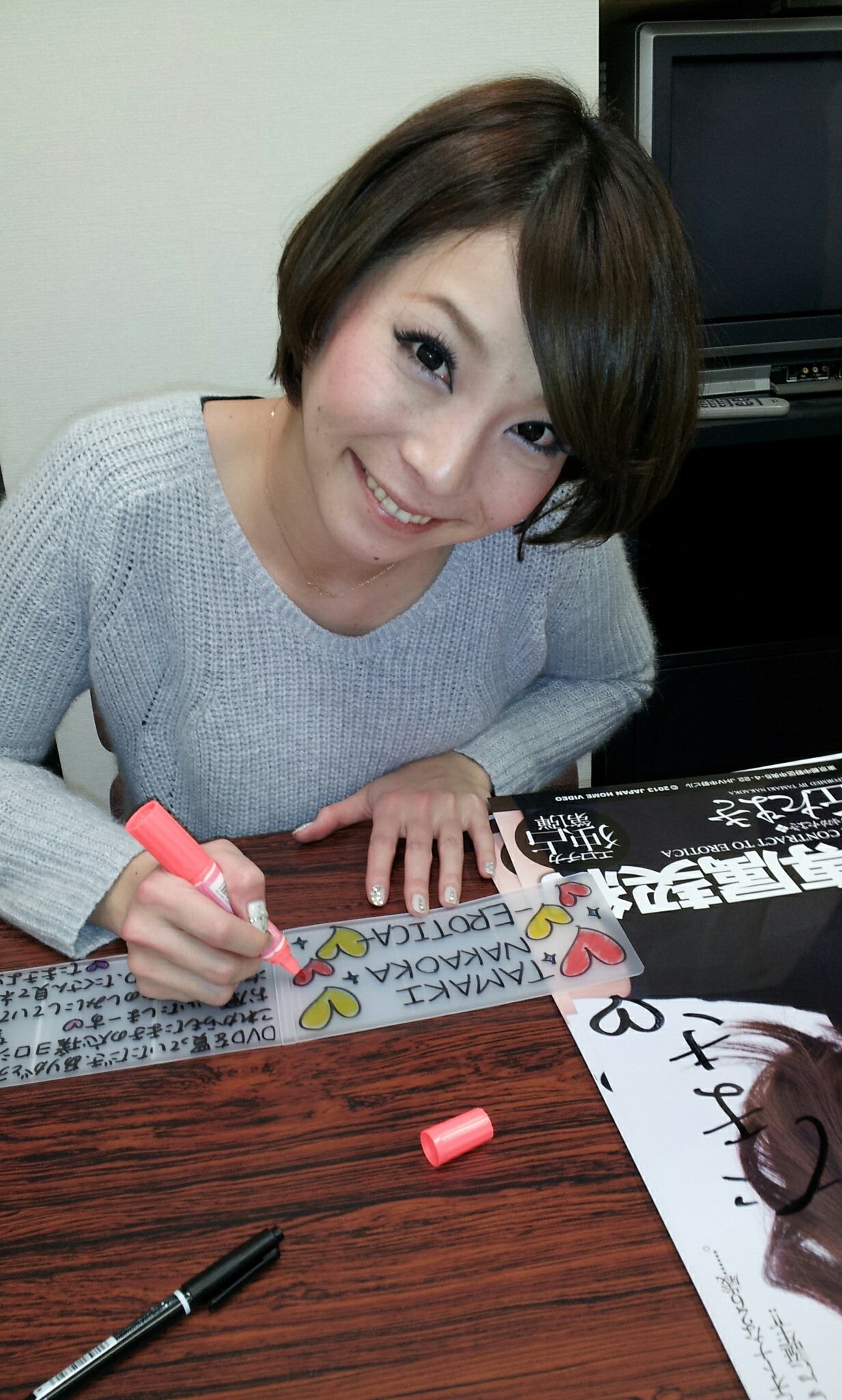 アルタ 後藤 on X: 仲丘たまきちゃん、会社にて販促物作成中！ http:t.corY0FjcnK  X