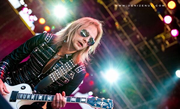 @RichieFaulkner İstanbul 2011 
facebook.com/denizenull/pho…