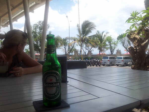 JJunit82's tweet photo. @punjabib82 @Ryan_J82 @cmoneyjjunit sitting at a cafe on the beach in bali drinking my beer oh what a tough life http://t.co/AHmRpXLw