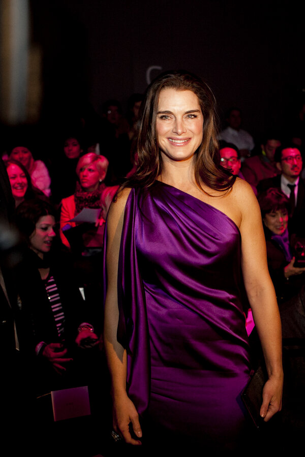 soventure's tweet image. 소셜패션앱 스타일쉐어가 미디어로 진화하네요. 뉴욕패션위크를 중계해요. 멋져요. RT @StyleShare_twt 세기의 미녀 브룩쉴즈가 스쉐의 카메라에 포착되었답니다! bit.ly/VK6bcw