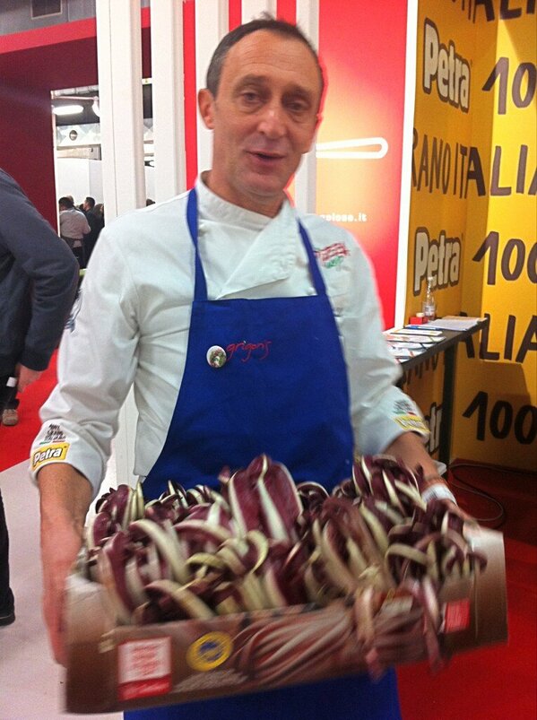 radicchioigp's tweet photo. @radicchioigp il Rosso di #Treviso ospite di @MolinoQuaglia a #IG2013: la #pizza di Lello Ravagnan! http://t.co/KYBvzkEE