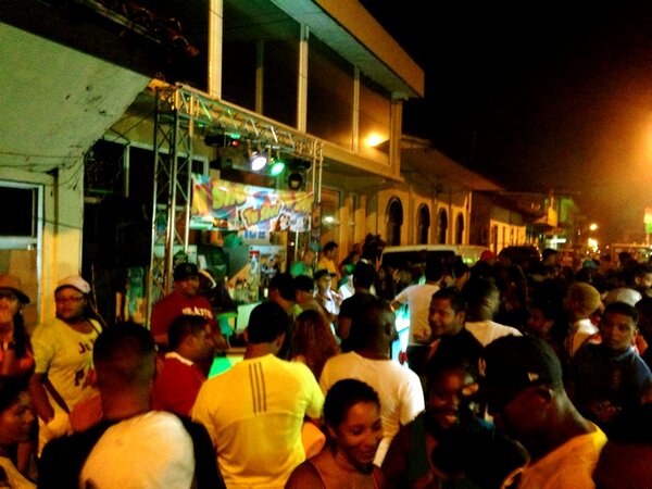 Tushot507's tweet photo. Ya Arranco el AfterParty en TU SHOT lleno hasta la wacha @WAO975 @RocknPop1067 @BettinaRomina @chamopty @DJPeanutwao http://t.co/IVd3EaxW