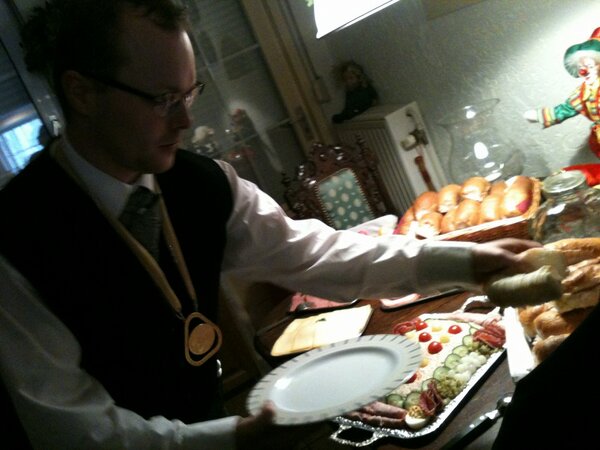 Weej zien alweer op paad. De heerlikke brunch van VL Hamans is geäöpend door de Nar. We zien te gas beej VL Lenie.