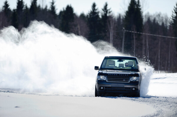The Land Rover Experience team tackling the snow and ice on their Finland expedition.