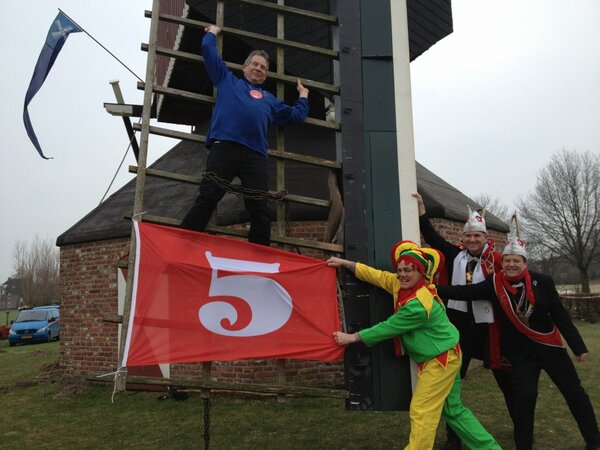 5gehuchten's tweet photo. Geffense molenaar Rien gegijzeld door prins Ebert @Rottenrijk #zeldenrust @gem_maasdonk @bdossenomgeving http://t.co/stPCGozy
