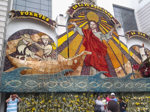 monicacarriel's tweet photo. Mural hecho con flores, frutas y pan en la Catedral de Ambato! http://t.co/wxVOhjnL