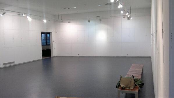 ivergarafoto's tweet photo. Después de tres horas de trabajo una sala vacia... http://t.co/kdrj3R0k