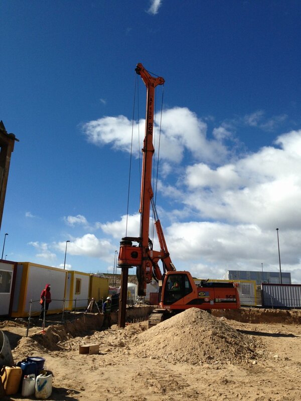 acrearquitectos's tweet photo. Ya hemos comenzado la pantalla de pilotes de @Arroyo_Bodonal http://t.co/enSKXm6N