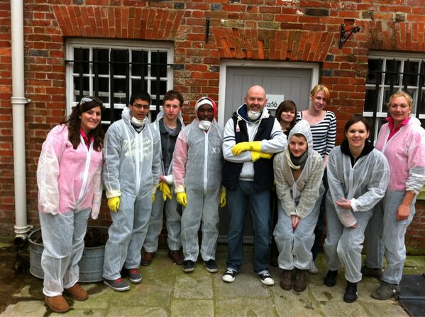 StudentVolWeek's tweet image. Photo of the day goes to students from @portsmouthuni &amp;amp; @VolunteerUPSU who were cleaned the Yellow Kite Cafe  #SVW2013
