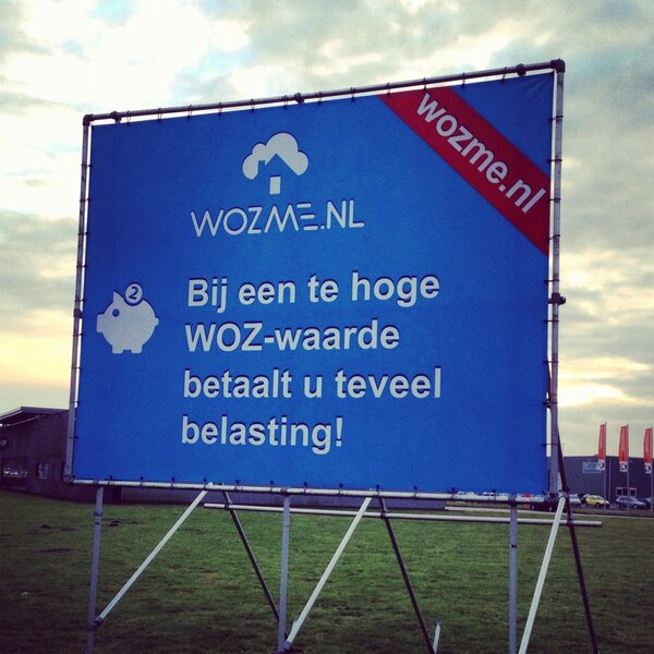Opvallend spandoek van <a href="/wozme_nl/">WOZme.nl</a> aan de Scheiding in #surhuisterveen #ozb #woz