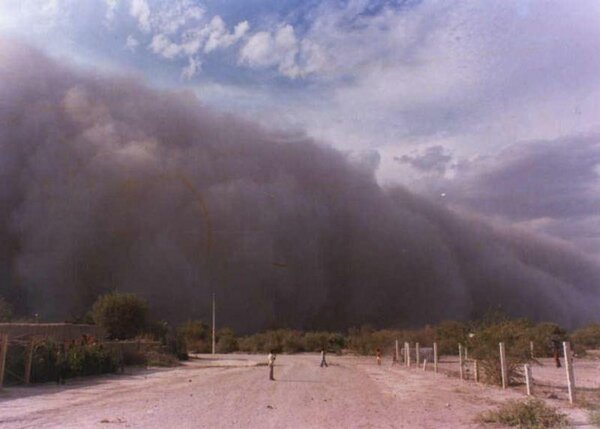 elmayo's tweet photo. "En Torreón todos estamos aterrados:
con miedo y llenos de tierra. Joder".
Bien dice ‏@puratolvanera, chequen foto: http://t.co/Y5f2QCGX