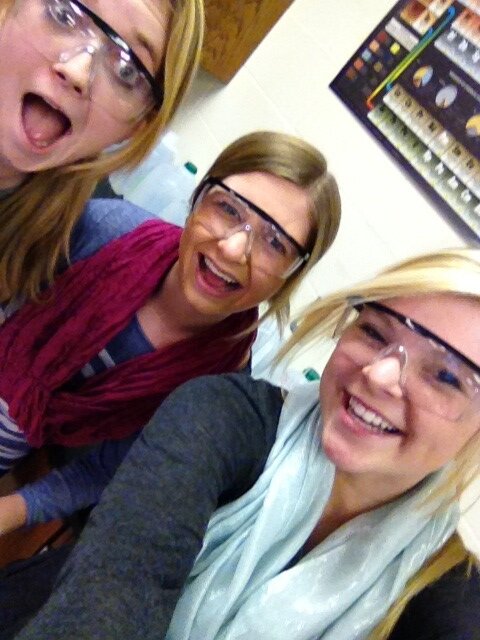 amanda_suej's tweet image. How many blondes does it take to light a fire #notthree #joshdelltotherescue @weshewartz  @dell_josh