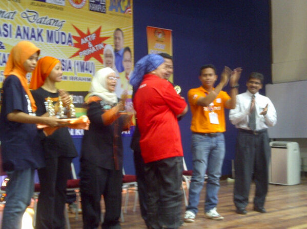 Mfikri84's tweet photo. RT @JTransformasi:#RouteCD #JelajahAnakMalaysia Penyampai hadiah kpd pmenang prtandingn yg dijalankan sepanjang prgrm http://t.co/dmUXXln5