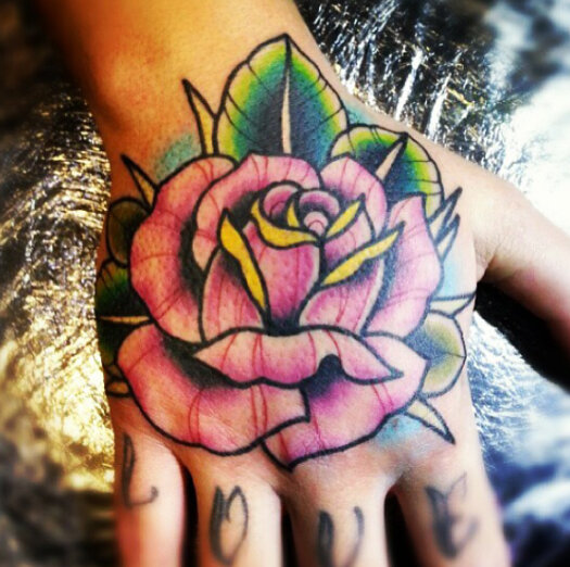 Stackk_Bundlezz's tweet image. #tattoo #rosetattoo #rose #love Decided to get a rose tattooed on my hand xD