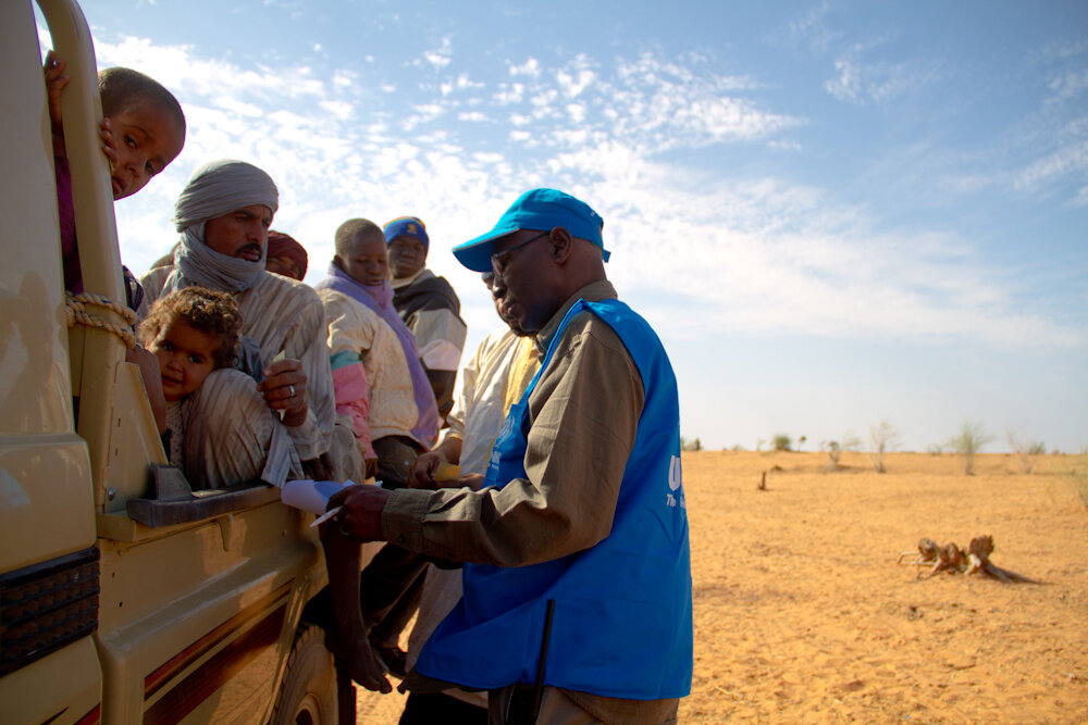 Funcionário da agência da ONU para refugiados recebe na Mauritânia pessoas que fogem da violência em Mali. Foto: ACNUR/Dalia Alachi