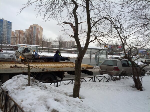 mad__'s tweet photo. В кармане на витебском орудуют 3 эвакуатора,  второй день подряд http://t.co/zGzvHqDz