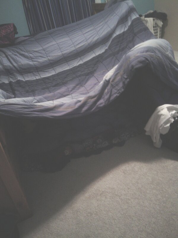 _ThatLuckyBitch's tweet photo. haha kill ourselves with our fort http://t.co/hF60KzND