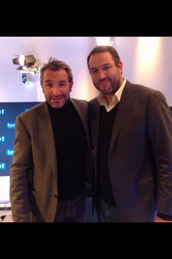 Bruce_Toussaint's tweet photo. Un peu grippé mais tjs aussi chaleureux et disponible @JeanDujardinOff est de retour ! Rdv à 7h45 #E1matin #mobius http://t.co/h54edFKb