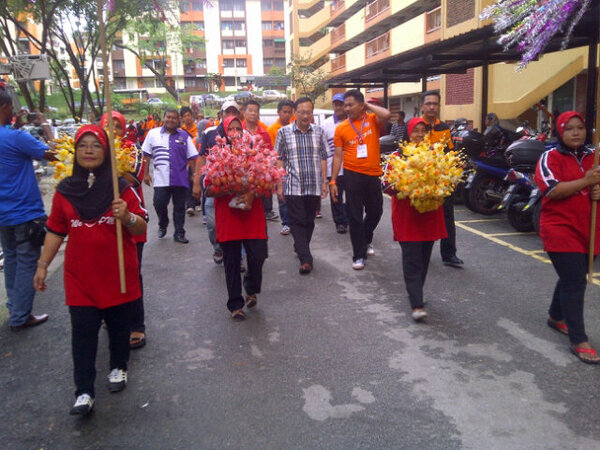 JTransformasi's tweet photo. #RouteCD #JelajahAnakMalaysia Konvoi disambut meriah dgn kompang dan bunga manggar di Si Kota, Bandar Tun Razak http://t.co/J2jfgc9o