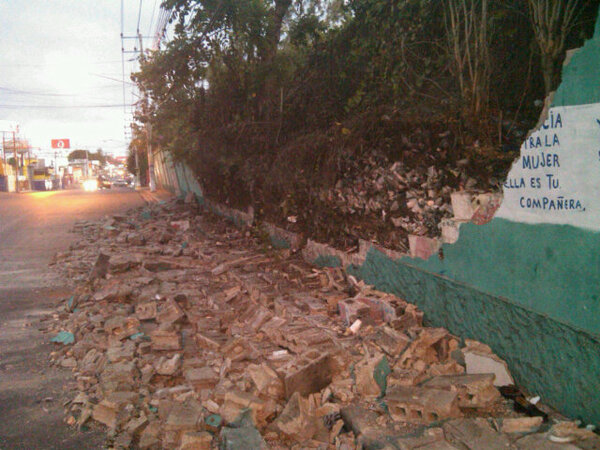 BMinier's tweet photo. @bienvenidorv bienbo Rojas ya se cayo la pared de utesa!!! http://t.co/QVYOYK8z