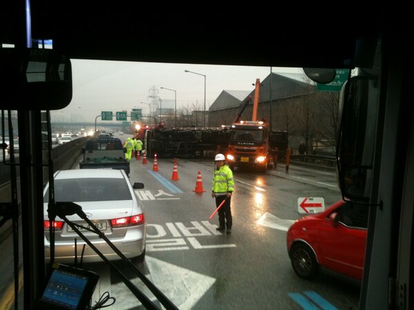Saltnews's tweet photo. 퇴근 길 경인 고속도로 가지마세요 4:20 현재 http://t.co/3d4uemzP