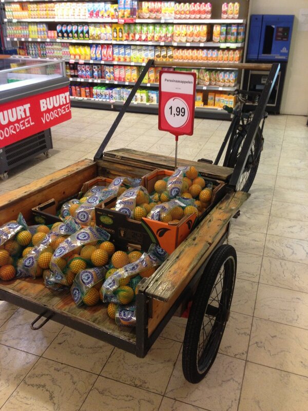 Gaat u naar dr. de Vries voor een griepprik of neemt u die heerlijke perssinaasappelen vol vit. C mee? 2 kilo € 1,99