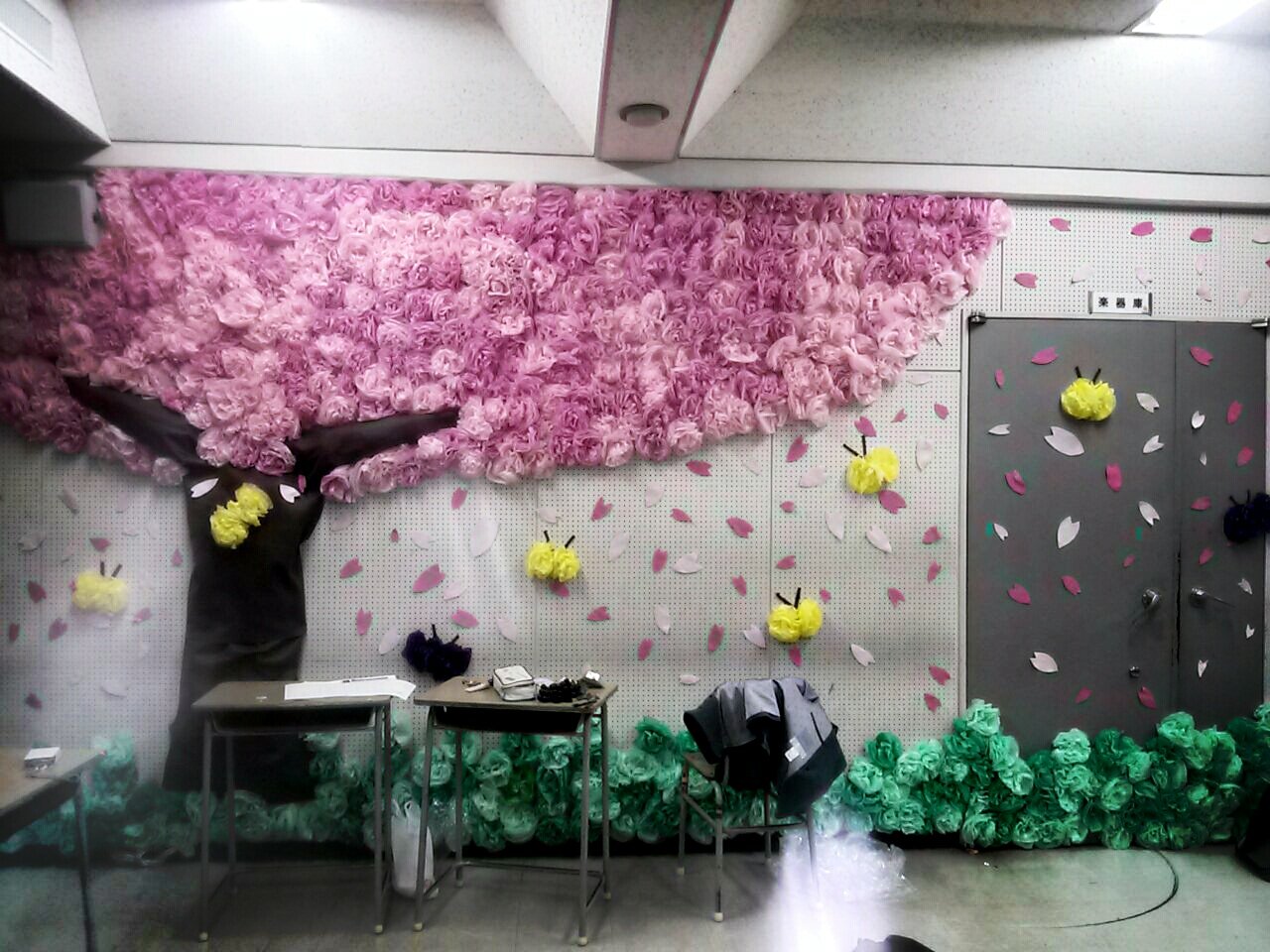 高知学芸中学高等学校コーラス部 明日は高校卒業式 恒例の吹奏楽部部室の飾りつけです 毎年すごいなぁ O コーラス部は部室が無いし明日も中学の授業があるので 飾りつけはここまでできません 残念 Http T Co 8of4vxcs Twitter