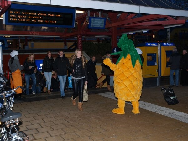 Treinreizigers #Ede #Wageningen worden verrast, actie ivm komst #WFC naar #regiofoodvalley, geweldige impuls voor regio