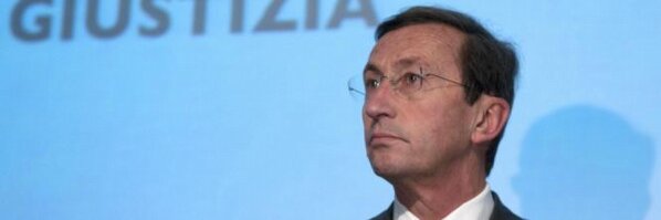 ilgiornale's tweet image. Gli strani aiutini di #Fini e #Tarantola alla banca rossa bit.ly/11cnLsa