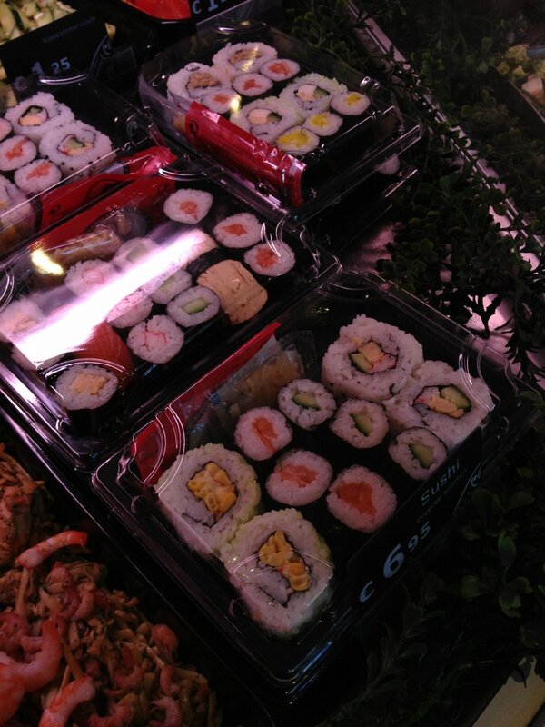 Kook_College's tweet photo. Het hele weekend.. Volop verse sushi! €6,95 per bakje, met gratis soya, gember en wasabi http://t.co/M53tTzf6