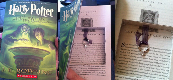 khajochi's tweet photo. หนุ่มอังกฤษขอแฟนแต่งงานด้วยหนังสือ Harry Potter เขาซ่อนแหวนโดยเจาะหนังสือตั้งแต่บทแรกจนถึงบท "ปฏิญาณไม่คืนคำ" #ฮี๊ววว http://t.co/iTouTrYX