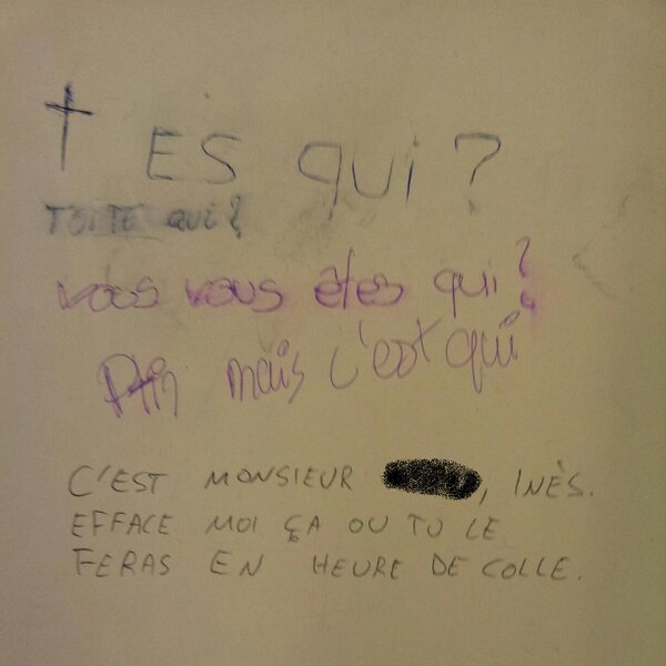 MsieurLeProf's tweet photo. Y'a pas de raisons que seuls les eleves ecrivent sur les tables, moi aussi je m'y mets. #ProfRelou http://t.co/LvHAzEhs