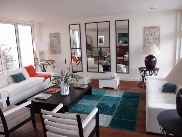 Decoroomltd's tweet photo. The uplifting effect of this chic turquoise rug balances the clean scheme of this contemporary space. Go Decoroom! http://t.co/1AhiLPv1
