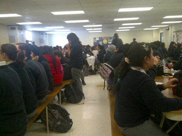 tristanfh_'s tweet image. “@HNM_Problems: Crowded caf #HNMProblems http://t.co/KMvRSZ4a” HEY I SEE ME