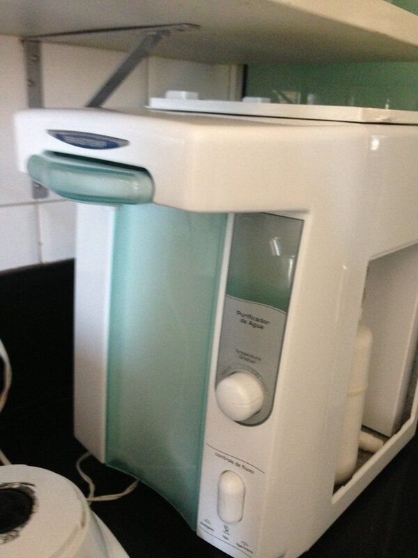 Luci_Alonso's tweet photo. Instalaram super rápido. Agora consertar que é bom ninguém aparece!! Já são 72h sem agua. #brastempfail http://t.co/dn21CHAF