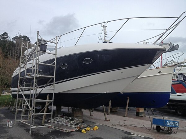 CrystalMarineTQ's tweet photo. Polishing a lovely Sunseeker Portofino 48 today @darthavenmarina http://t.co/bFQkIS1O