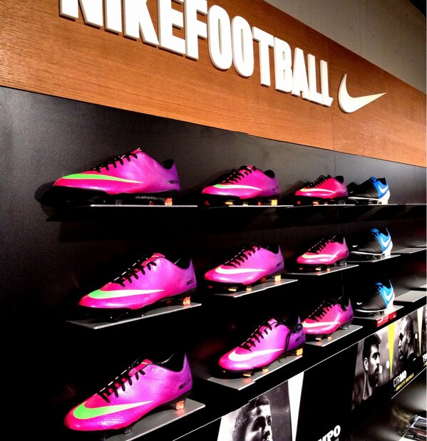 WalserSport's tweet photo. Der neue Ronaldo Schuh "Mercurial Vapor" ist eingetroffen... http://t.co/EUMR68xv