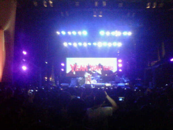rajakarcis's tweet photo. Heads will roll - yeah yeah yeahs #DimensionsLOVEGARAGE http://t.co/FFIRrBQV
