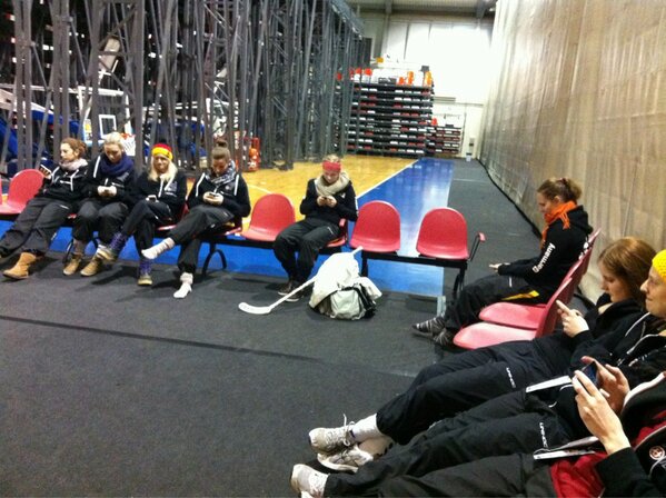 Übrigens wurde der Sieg gleich nach dem Cool Down, durch Nutzung des W-Lans, kundgegeben! #wfcq13_damen