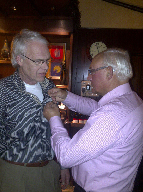 2/2 Tevens ontvangt Hylke voor zijn 40-jarig dienstverband de <a href="/Raab_Karcher/">Raab_Karcher</a> gouden speld van Jan Neurink. #bijzonder