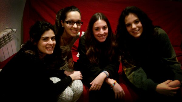 Lidia_GSanz's tweet photo. Relax de viernes @Mestranza @rociogarcia91 @Almudena_212 @isaheore http://t.co/w0p0EADU