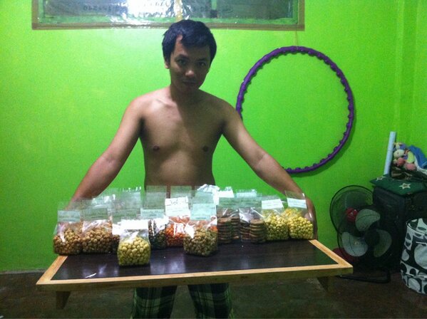 NyaLeigh's tweet photo. Ang tindero ng buhay ko.... @fredericka79@yahoo.com http://t.co/KKW7eRSY