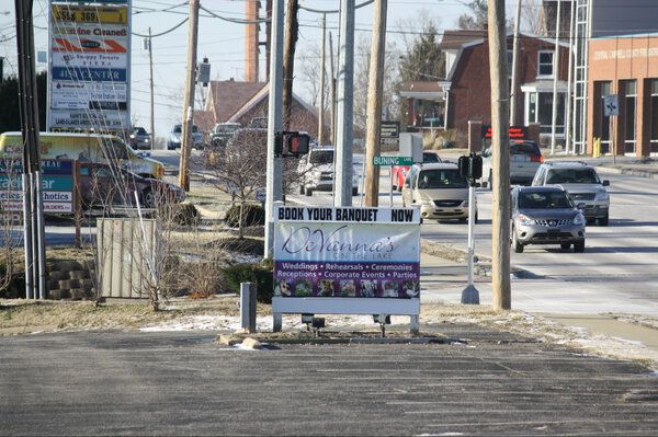 reportermayhew's tweet image. Photo of new "DeVanna's on the Lake" sign in Cold Spring, Ky. #ColdSpringKY